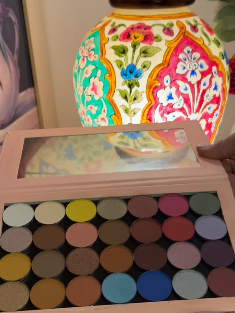 Kaishi eyeshadow palette box in nude pink packaging