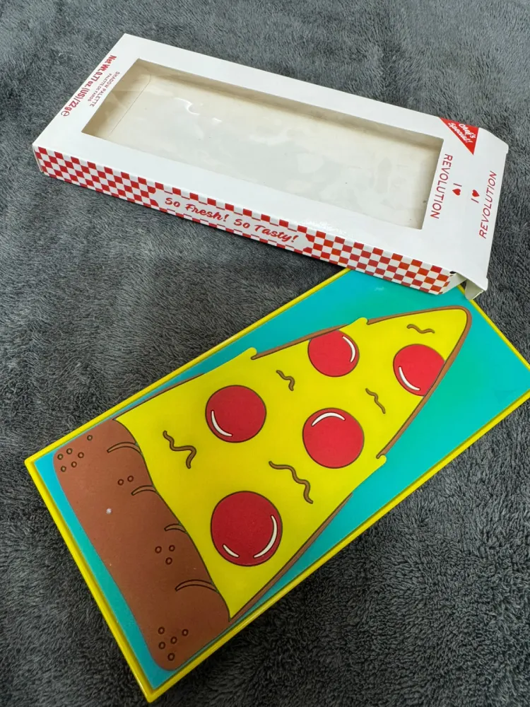 Pizza slice design eyeshadow palette case in yellow and teal
